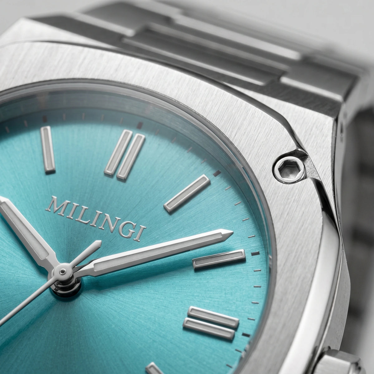 MILINGI CORE Turquoise: türkises Zifferblatt und silberfarbenes Edelstahlgehäuse in der Nahaufnahme