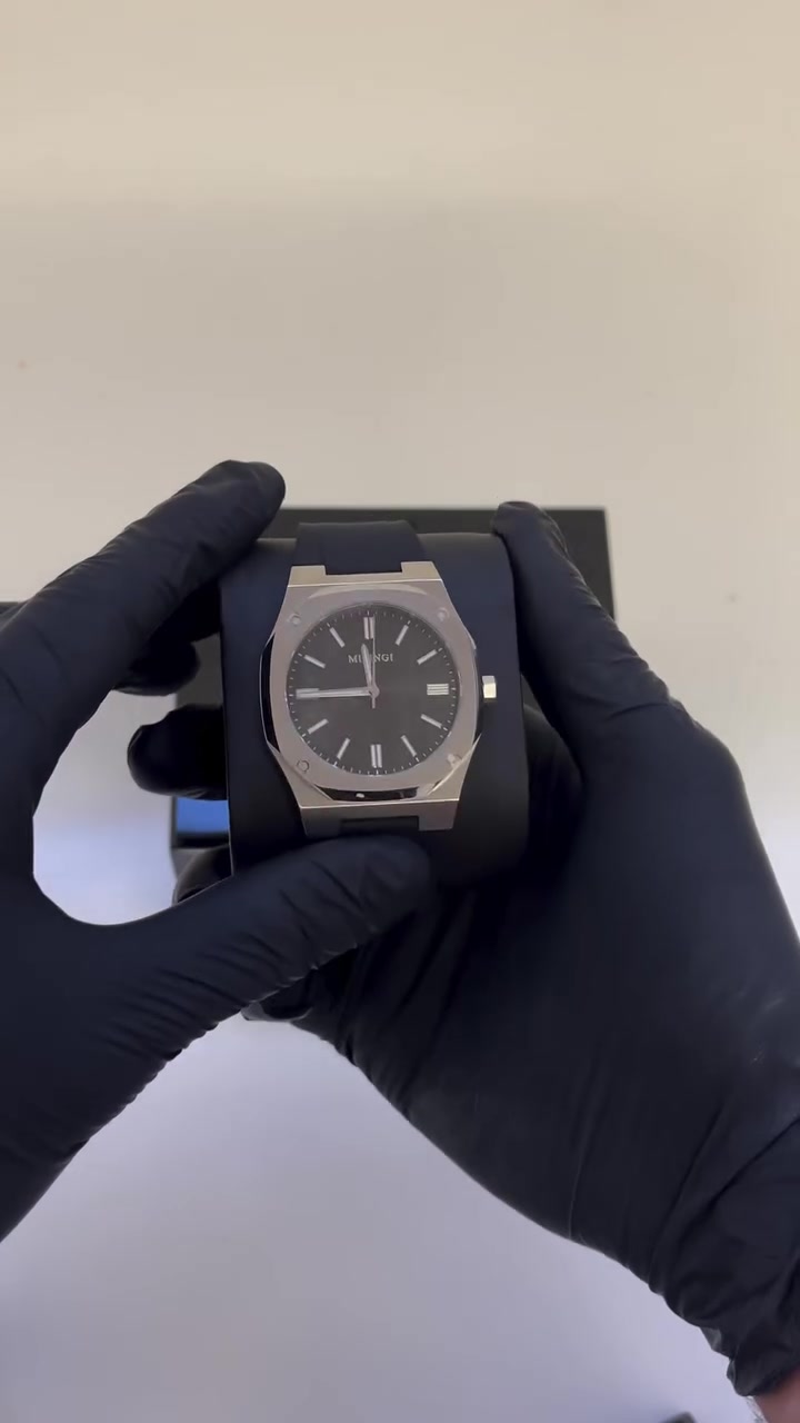 Originales TikTok-Vorschaubild: CORE Black mit schwarzem Silikonarmband aus dem Video der CORE Kollektion