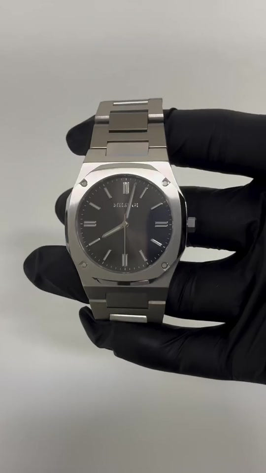 CORE Black mit Edelstahlarmband in einer Detailaufnahme
